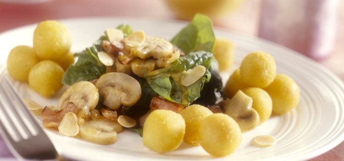 Mogyoróburgonya spenótsalátával