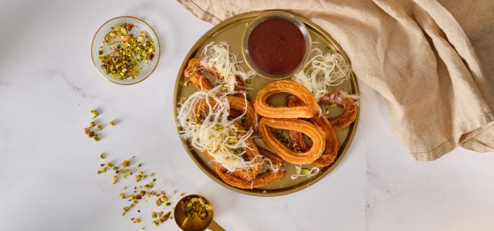 Churros étcsokoládéval, halva tésztával és pisztáciával