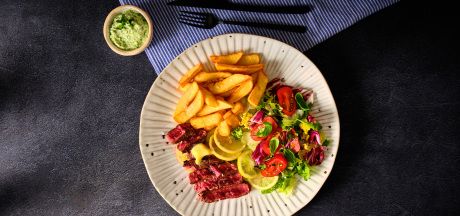 Vajas steak savanyított citrommal, zöldsalátával, hasábburgonyával, majonézzel és zhoug-gal