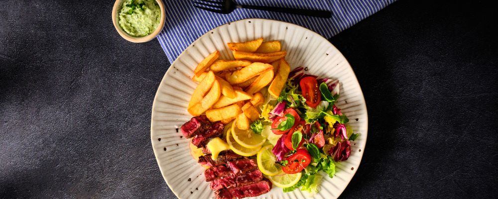 Vajas steak savanyított citrommal, zöldsalátával, hasábburgonyával, majonézzel és zhoug-gal