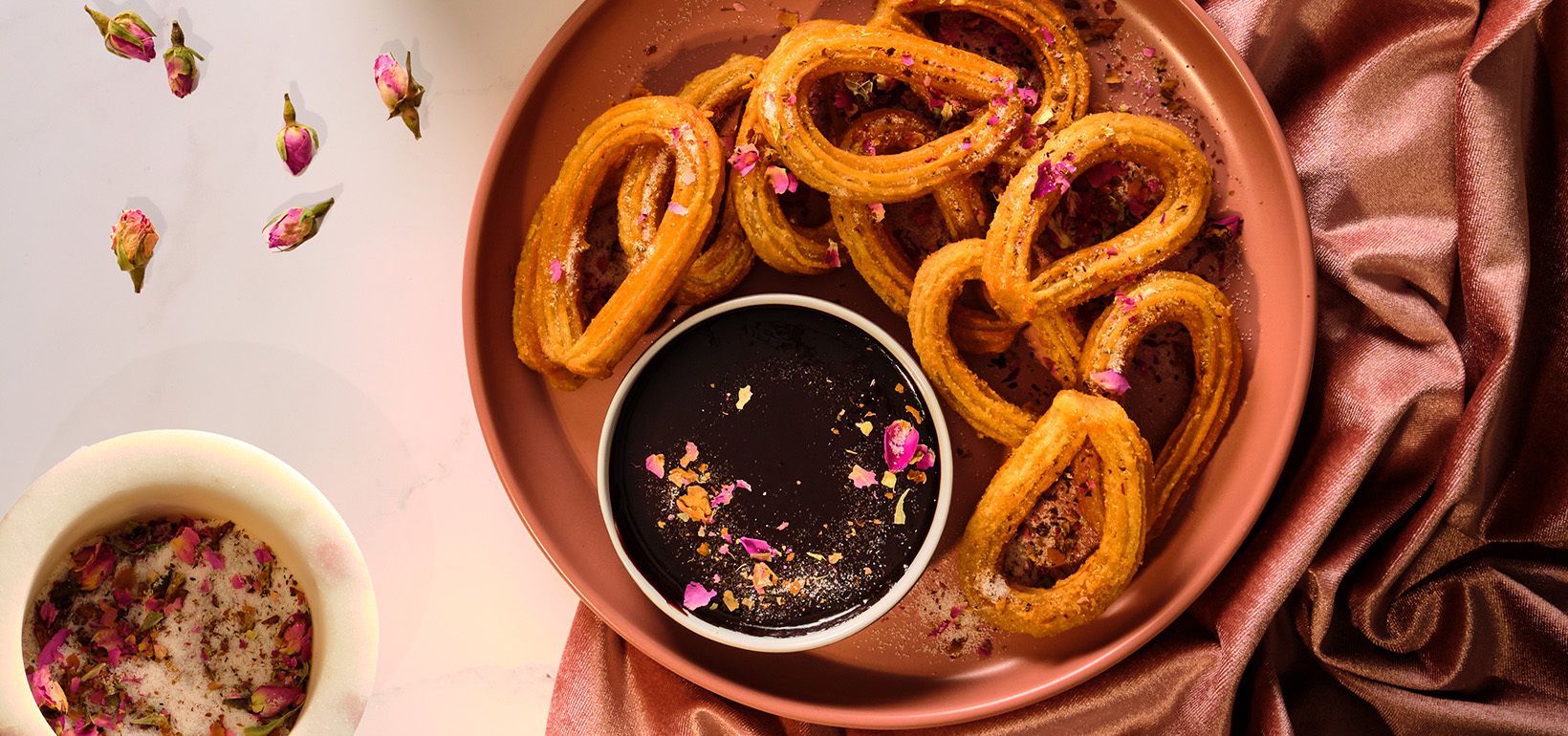 Churros rózsacukorral és étcsokoládéval