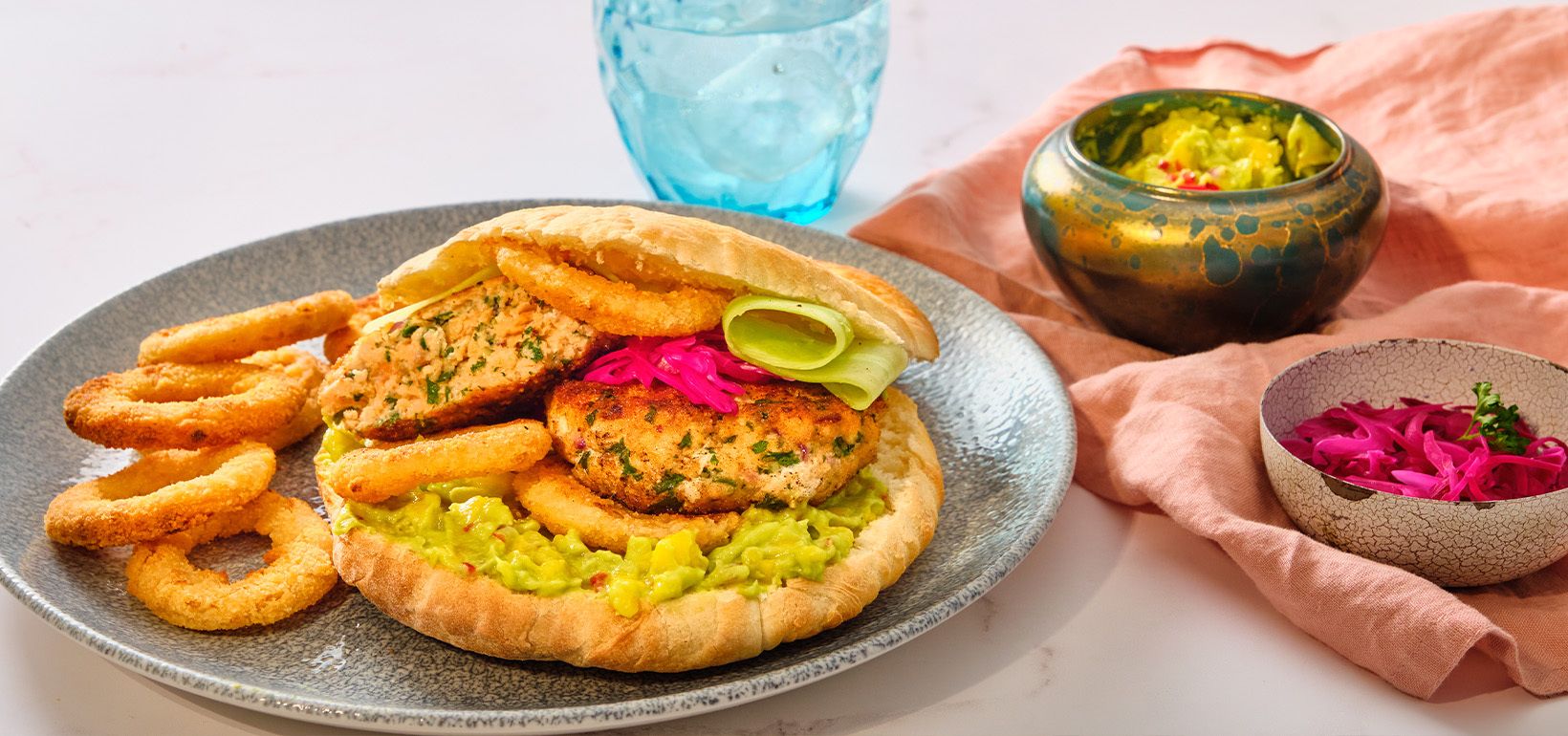 Burger lazaccal, avokádós salsával, mangóval és hagymakarikával