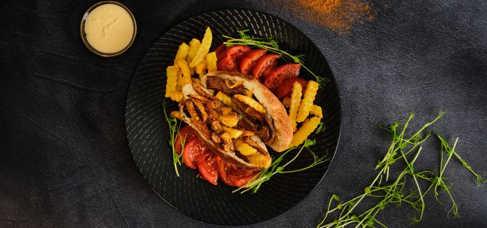 Gombás/marhahúsos shawarma pita kenyérben tahini szósszal
