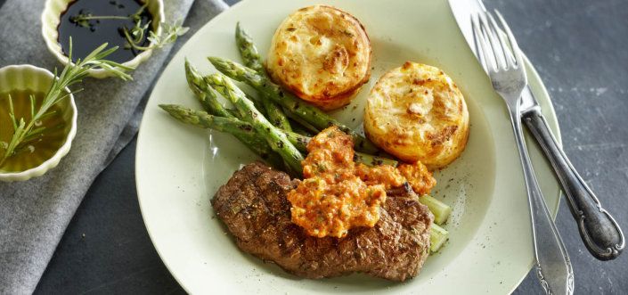 Tejszínes burgonyagratin rozmaringgal, kakukkfűvel, hátszín steakkel, sült paprika mártással és spárgával