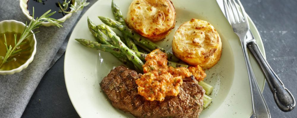 Tejszínes burgonyagratin rozmaringgal, kakukkfűvel, hátszín steakkel, sült paprika mártással és spárgával