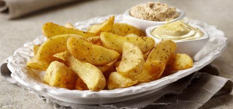 Fokhagymás burgonyagerezdek hummusszal és citromos majonézzel