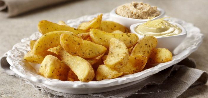 Fokhagymás burgonyagerezdek hummusszal és citromos majonézzel