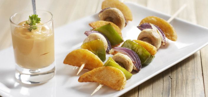 Shish kebab burgonyagerezdekkel és mentaszósszal