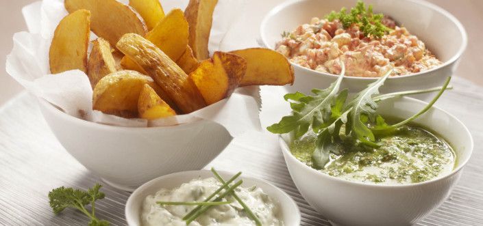 Héjas burgonyagerezdek borsmustár pesztóval, feta sajtos és fűszeres mártogatóssal