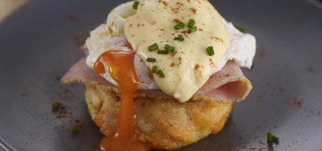 Tejszínes burgonyagratin ementáli sajttal, serrano sonkával és tojással