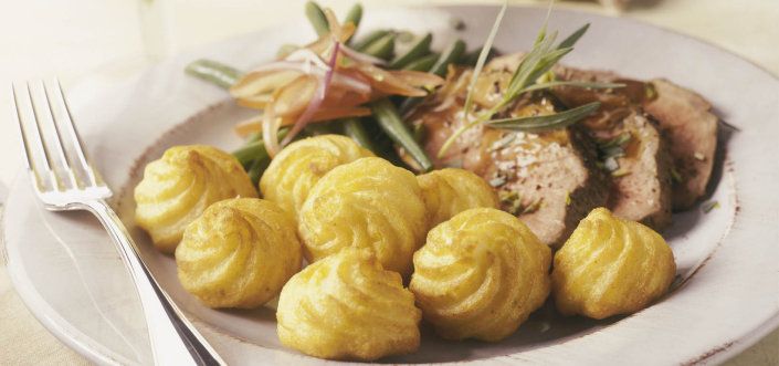 Roston sült marha bélszín hercegnőburgonyával és zöldbabbal