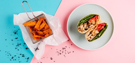 Zöldséges-pulykás tortilla citromos-borsos szósszal AVIKO hullámos édesburgonya hasábokkal tálalva