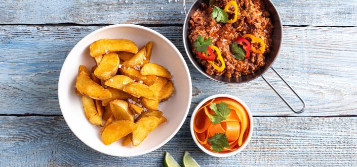 Chili con carne (Chilis bab) sárgarépa, zöld citrom és koriander salátával, fűszeres Pati Parts Tex Mex termékünkkel felszolgálva