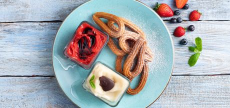 Churros epersorbettel és balzsamecetes mázzal, valamint körtesorbettel és csokoládémázzal
