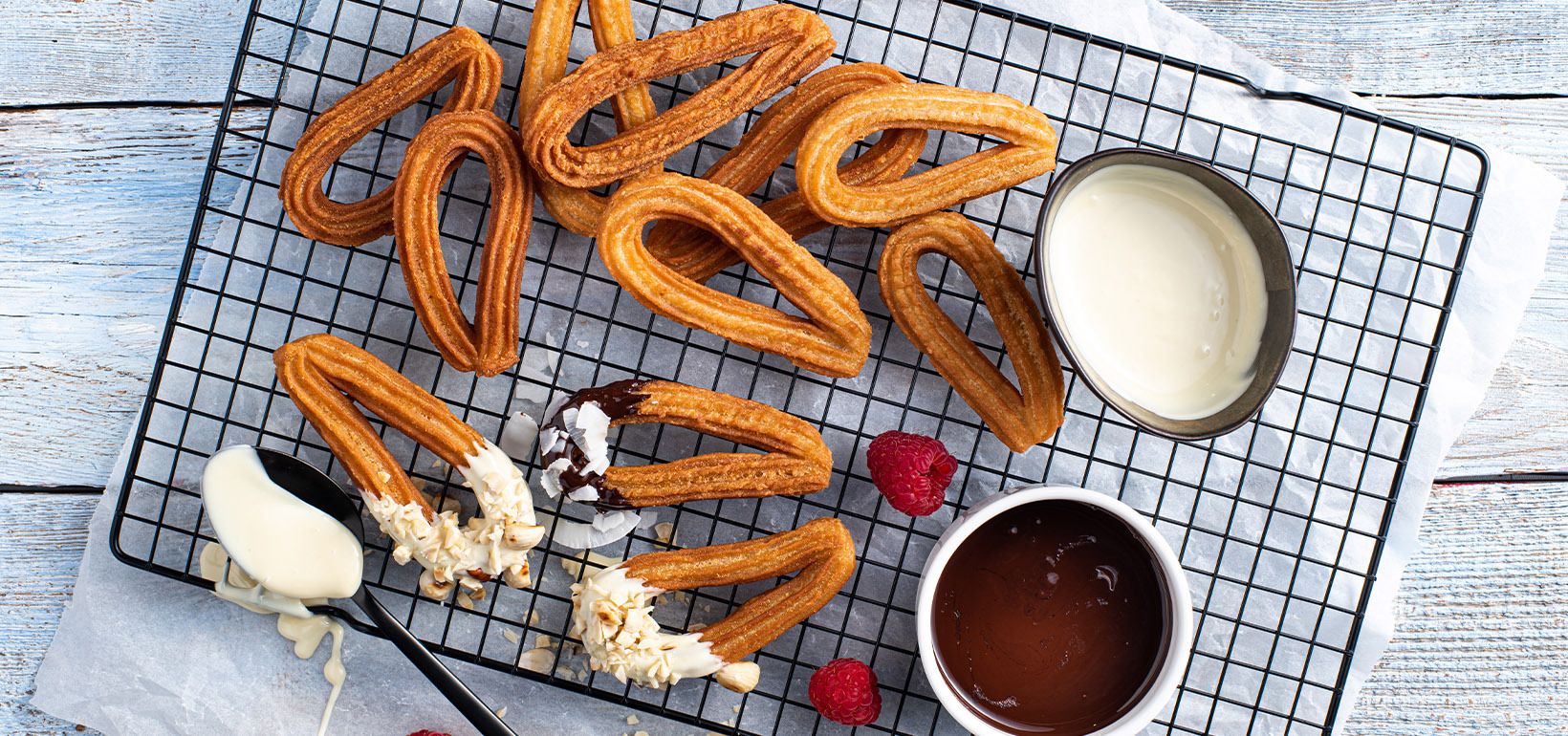 Churros fehér és 64%-os étcsokoládé szószokkal, apróra vágott mogyoróval és kókuszreszelékkel