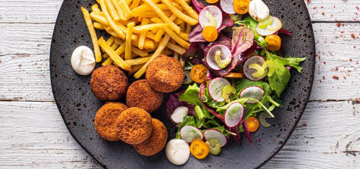 Tonhalgombóc házi salátával és Skinny Fries hasábburgonyával