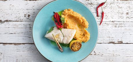 Borban párolt tőkehal, chili, koriander, citromfű pürével és sárgarépával
