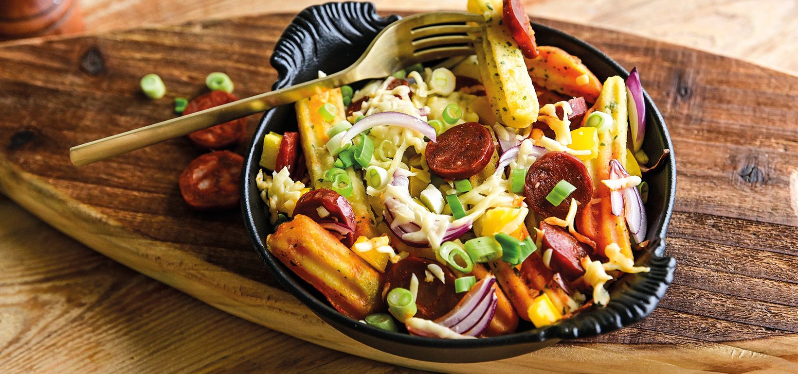 Aviko Wavy Blends hullámos fokhagymás-zöldfűszeres burgonyahasábok  chorizóval, tepsiben sütve