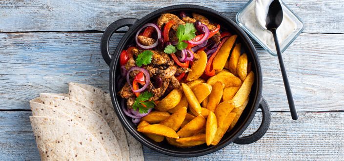 Fajitas z kurczaka, papryki, czerwonej cebuli, jogurtu i fasoli podawane z Pati Parts Tex Mex