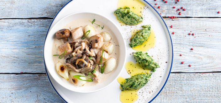 Csirkepörkölt gombával és metélőhagymával, spenótpürével