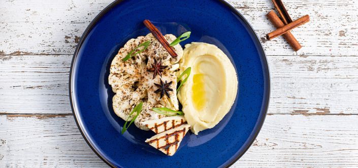 Sült karfiol fahéjjal, grillezett halloumi sajttal, tejes vajas krumplipürével