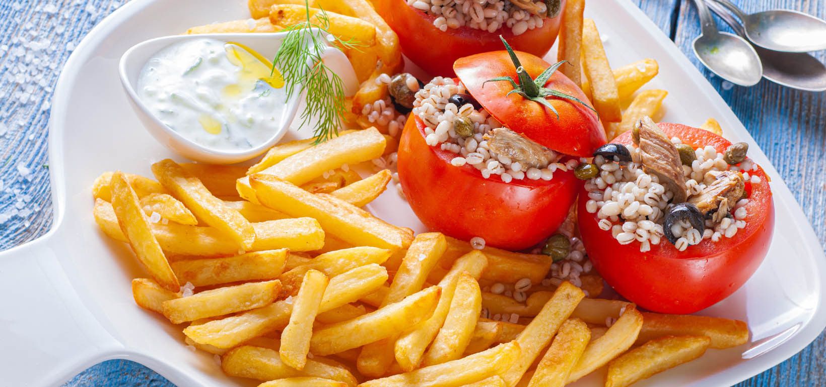 Makrélával, gyöngyárpával, kapribogyóval, olajbogyóval krumplival és tzatziki szósszal töltött paradicsom