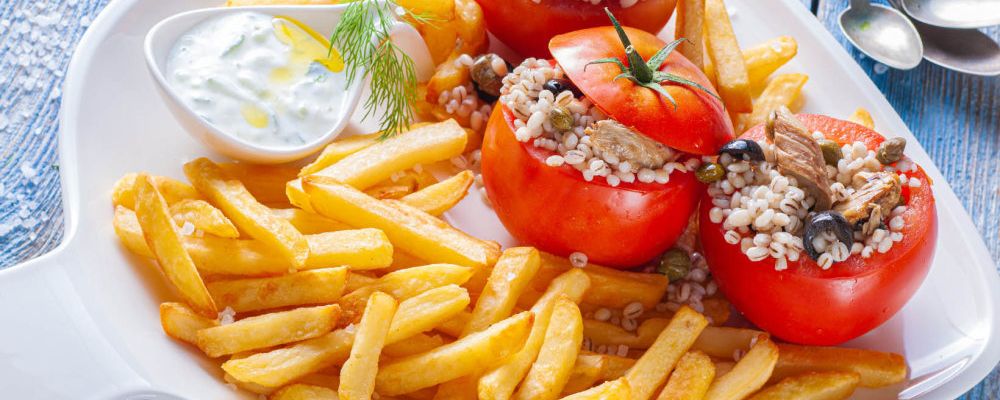 Makrélával, gyöngyárpával, kapribogyóval, olajbogyóval krumplival és tzatziki szósszal töltött paradicsom