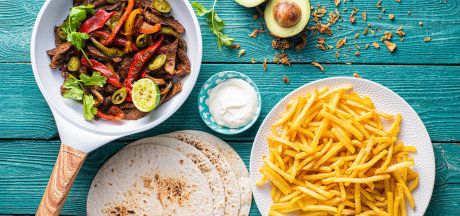 Marha fajitas hagymával, paprikával, tejföllel és Skinny Fries hasábburgonyával