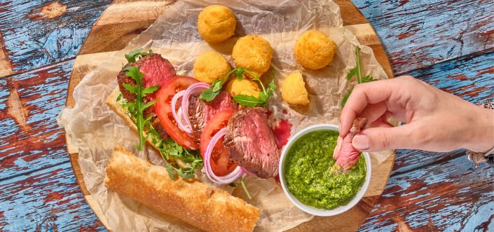 Steak szendvics zöld harissával, majonézes szósszal és csilipaprikás sajtfalatokkal