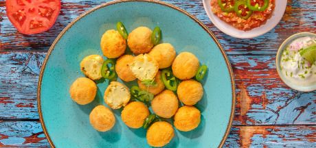 Sajtfalatok csilipaprikával paradicsomos salsával, joghurttal és lime szósszal