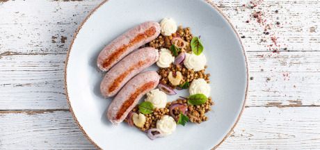 Lencse salsicciával (olasz fehér kolbásszal), zellerrel és paradicsommal, tejes vajas pürével