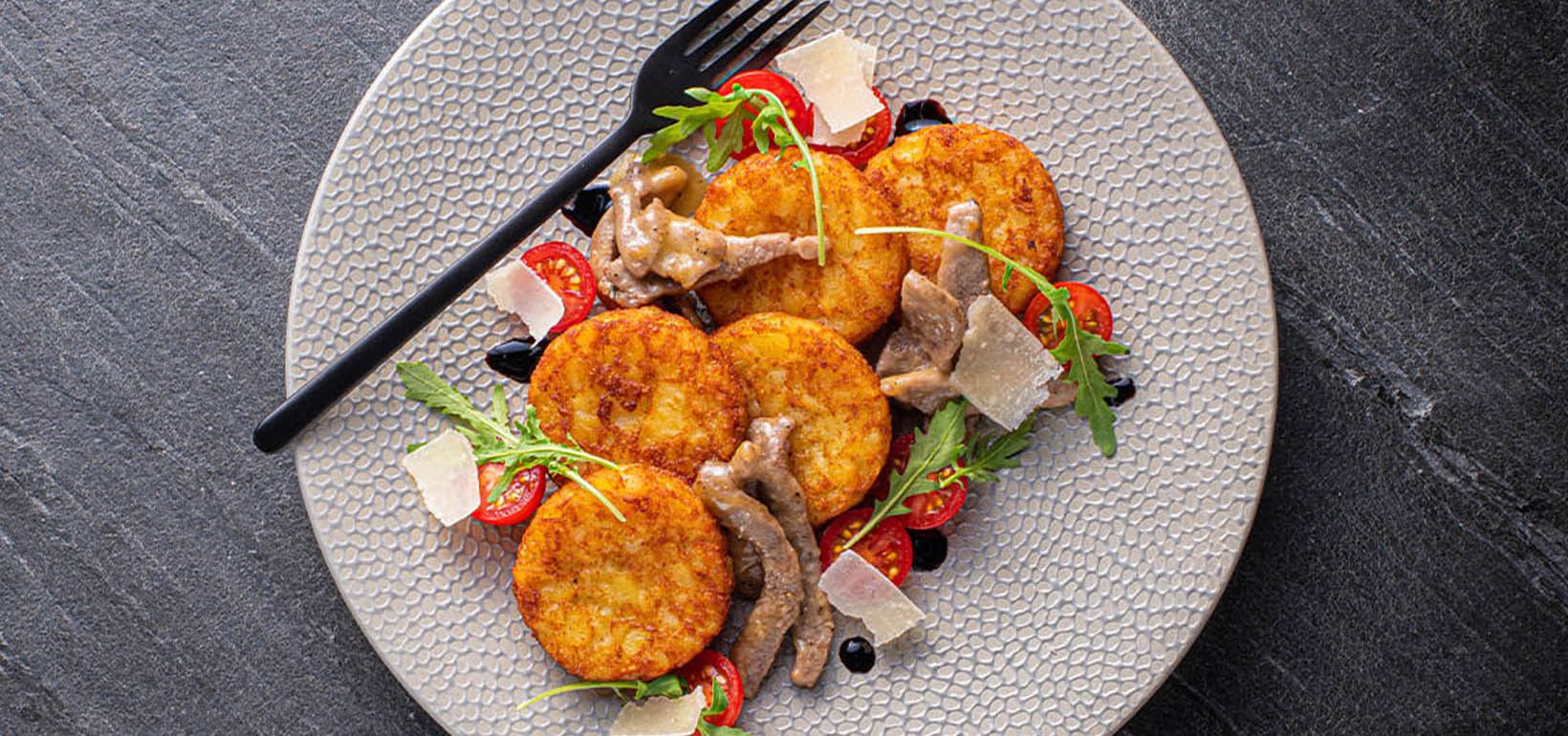 Rösti marhahúscsíkokkal, zöldséggel és Parmigiano Reggiano sajttal