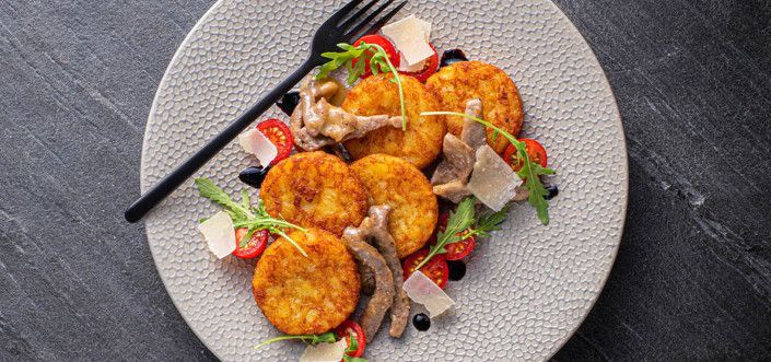 Rösti marhahúscsíkokkal, zöldséggel és Parmigiano Reggiano sajttal