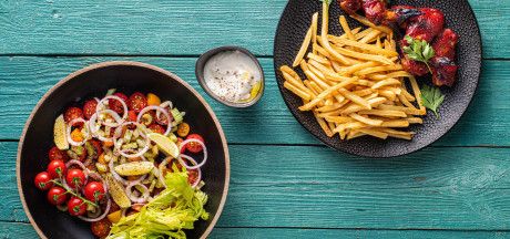 Pácolt és sült csirkeszárny Tex Mex salátával és Super Long hasábburgonyával