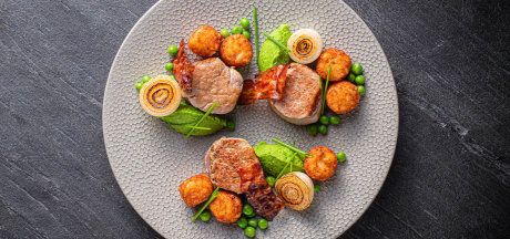 Mini Rösti szűzérmékkel, ropogós baconnel és zöldborsókrémmel