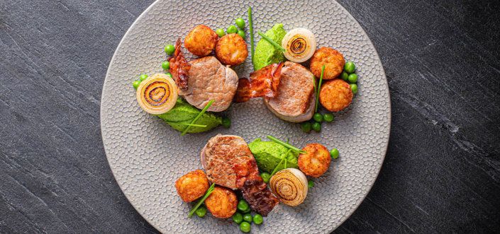 Mini Rösti szűzérmékkel, ropogós baconnel és zöldborsókrémmel