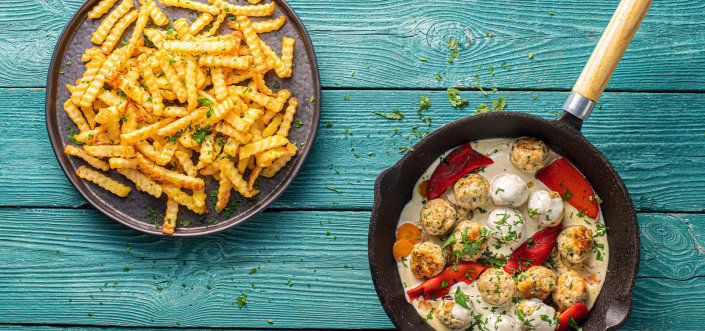 Fehér húsból készült húsgombóc sajtos mártással, paprikával, fokhagymával és Zig Zag hasábburgonyával