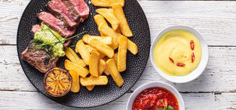 Grillezett rostélyos Steak Fries hasábburgonyával és házi szószokkal