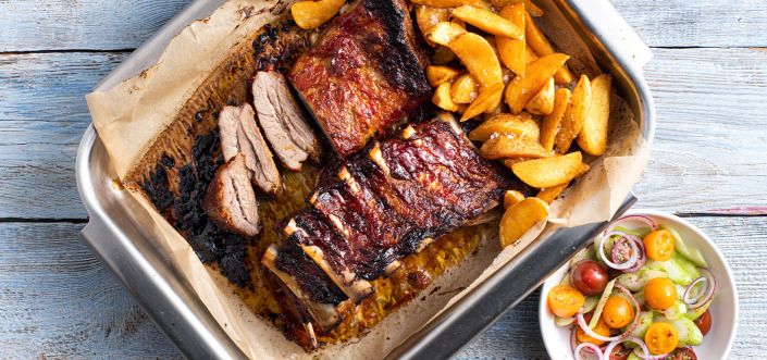 BBQ salsa szósszal pácolt borda salátával, korianderrel és tejföllel fűszeres Pati Parts Tex Mex-szel