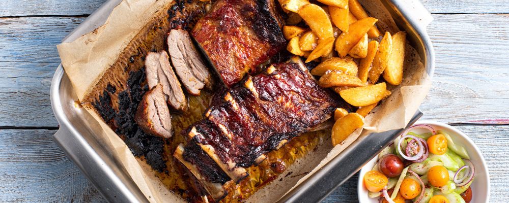 BBQ salsa szósszal pácolt borda salátával, korianderrel és tejföllel fűszeres Pati Parts Tex Mex-szel